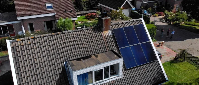 zonnepanelen oost-west schuin dak dakpannen